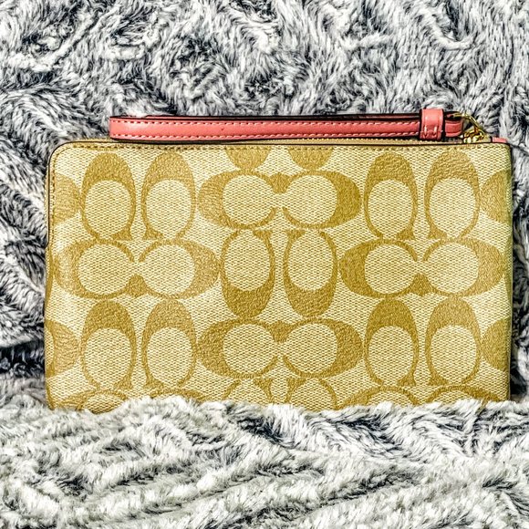 NWT: COACH x DISNEY LARGE CORNER ZIP WRISTLET IN SIG CANVAS WITH PATCHES (C3358) - Picture 2 of 4